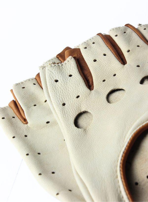 gants en cuir pour femme à demi-doigts en bicolore beige et cuir avec détail de trou sur les jointures