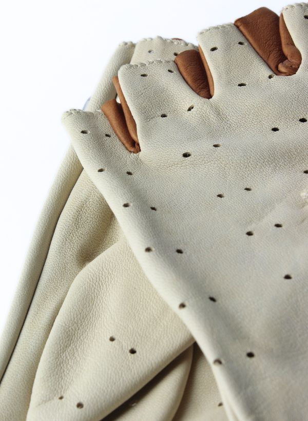 gants en cuir pour femme à demi-doigts en bicolore beige et cuir avec détail micro-trou