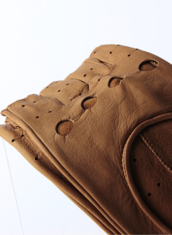 gants en cuir pour femmes demi-doigts couleur beige détail du trou de phalange