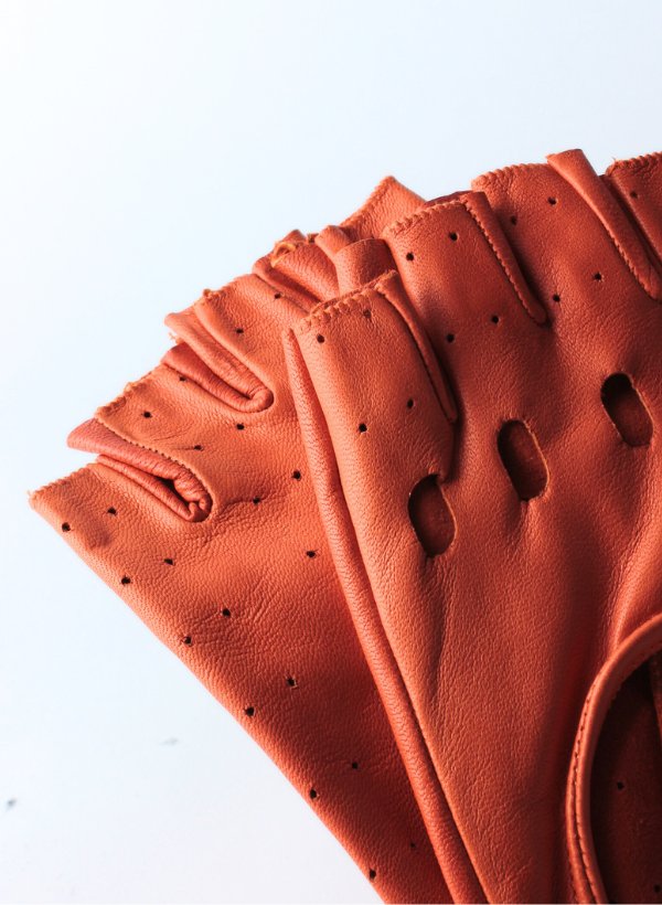 gants en cuir demi-doigts pour femme avec détail micro-trou orange sur le cuir