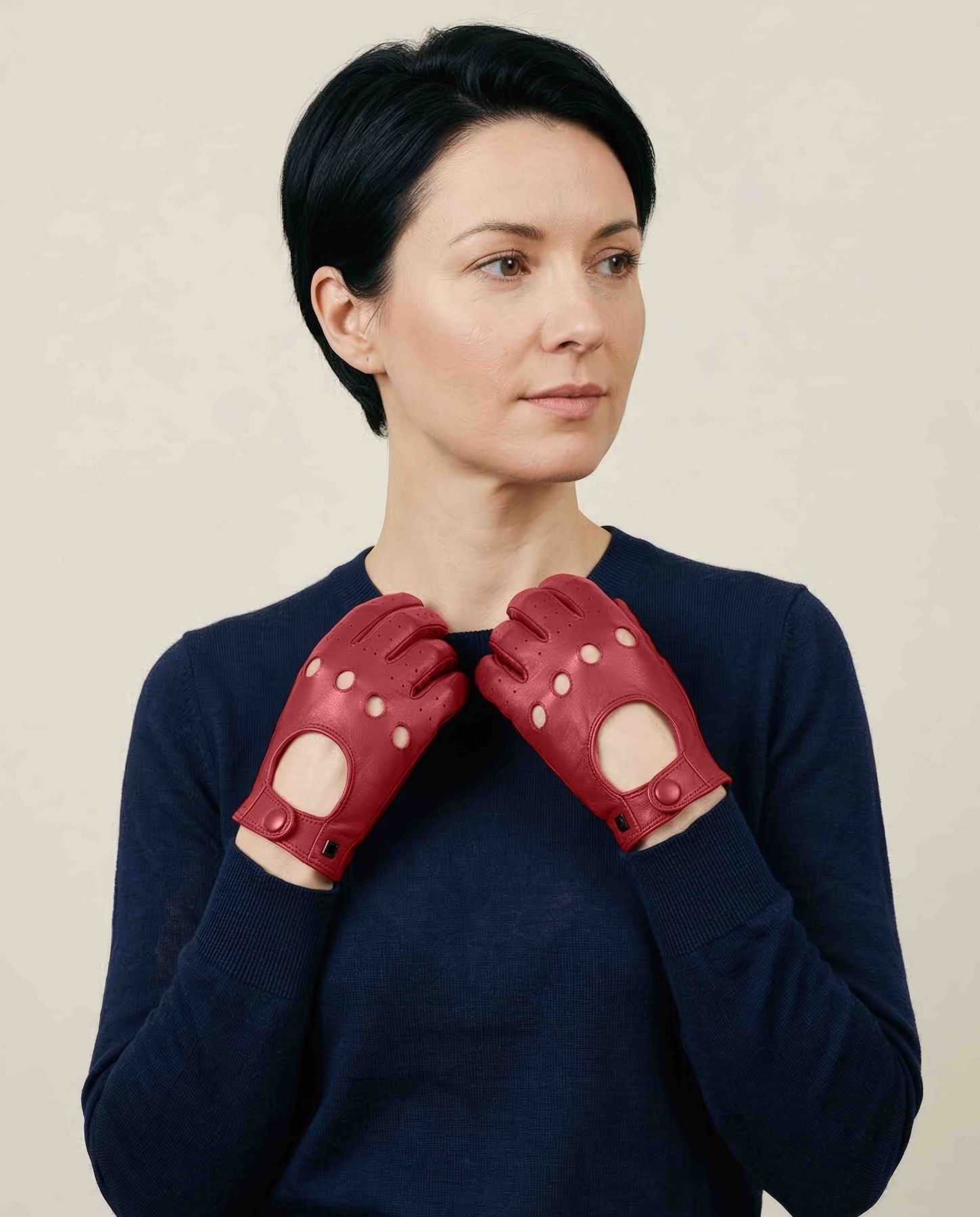 Guanti da guida donna Grace in pelle rossa, indossati, con aperture sul dorso e dettagli traforati